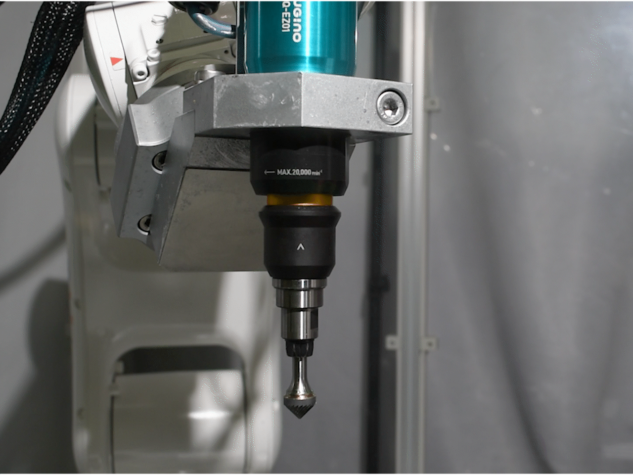Animated example of how quick and easy it is to change the floater for the deburring tool