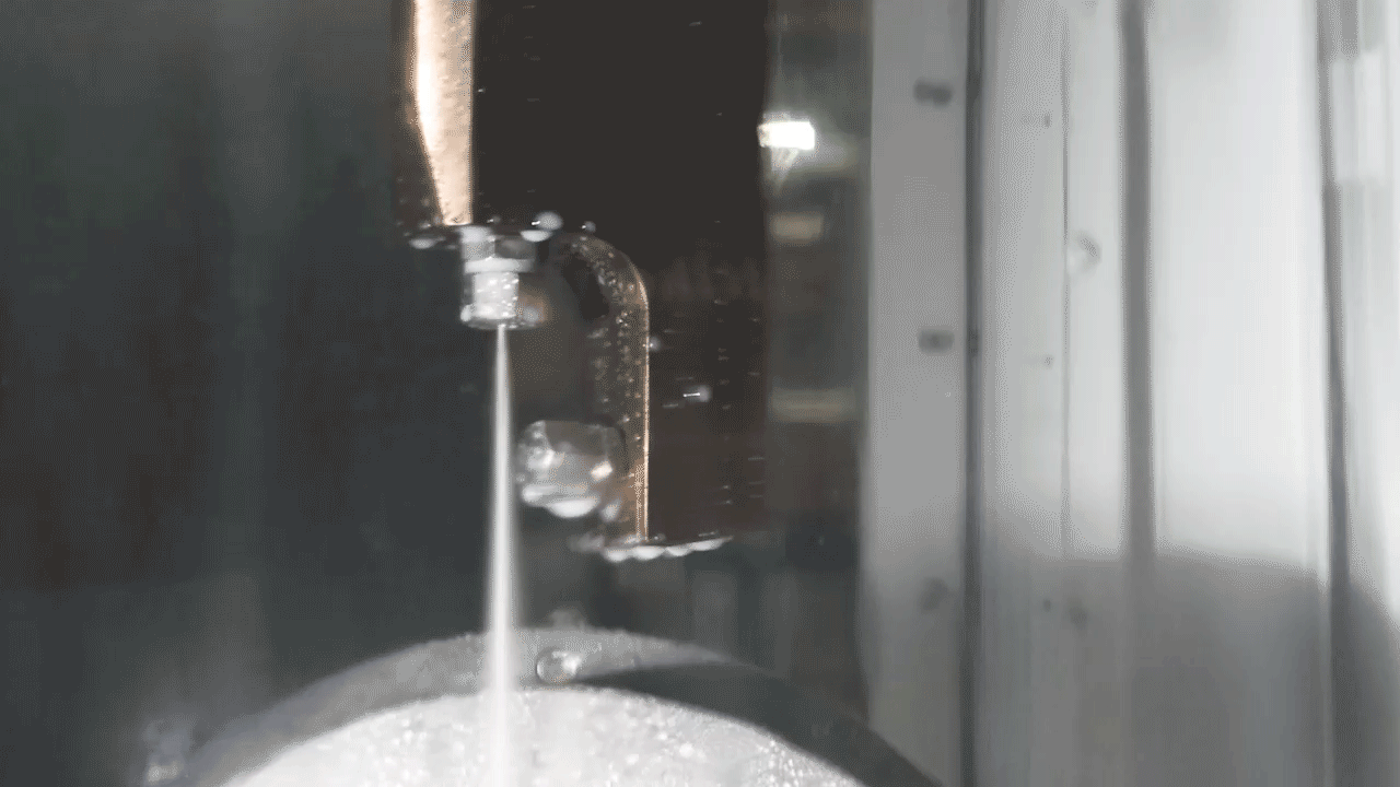 The dual nozzle in Sugino's JDM jet deburring machine switches from a straight nozzle to an angled nozzle